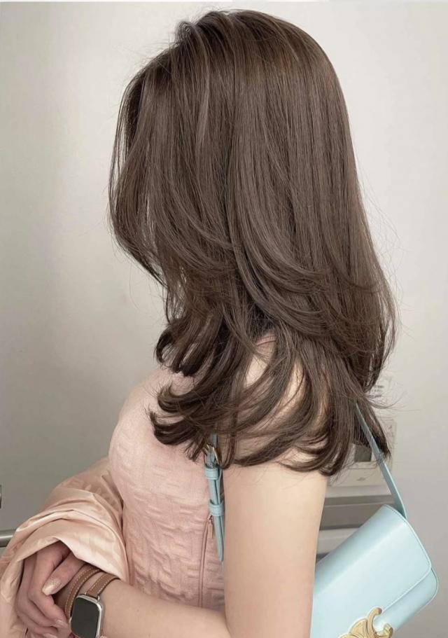 2月28日 19時半〜1時間ほどのテストモデルさんを探しております!スタイルは画像くらいのミディアムに少しグラデーションが入っているスタイルです!
素敵に似合わせますので是非よろしくお願いします!