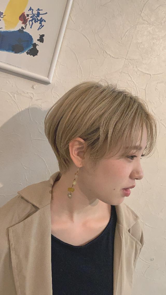 平日の18時以降から受け付けております。
カットと、場合によってはメイクもします