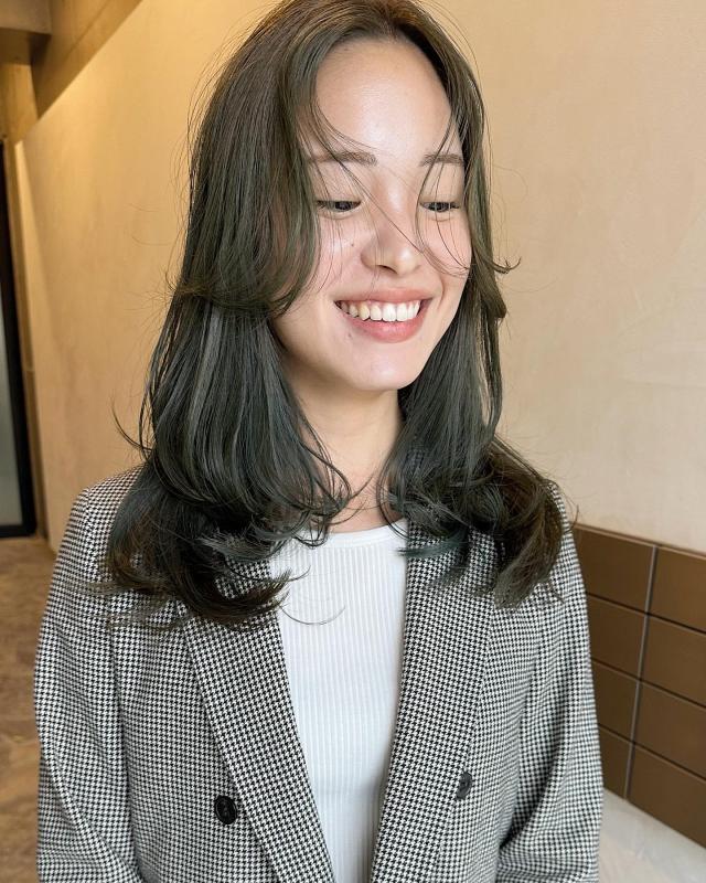 レイヤーカットとブリーチなしダブルカラーオリーブ